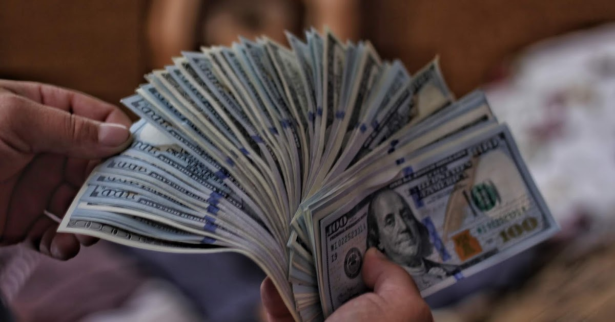 Come into money" nghĩa là gì?