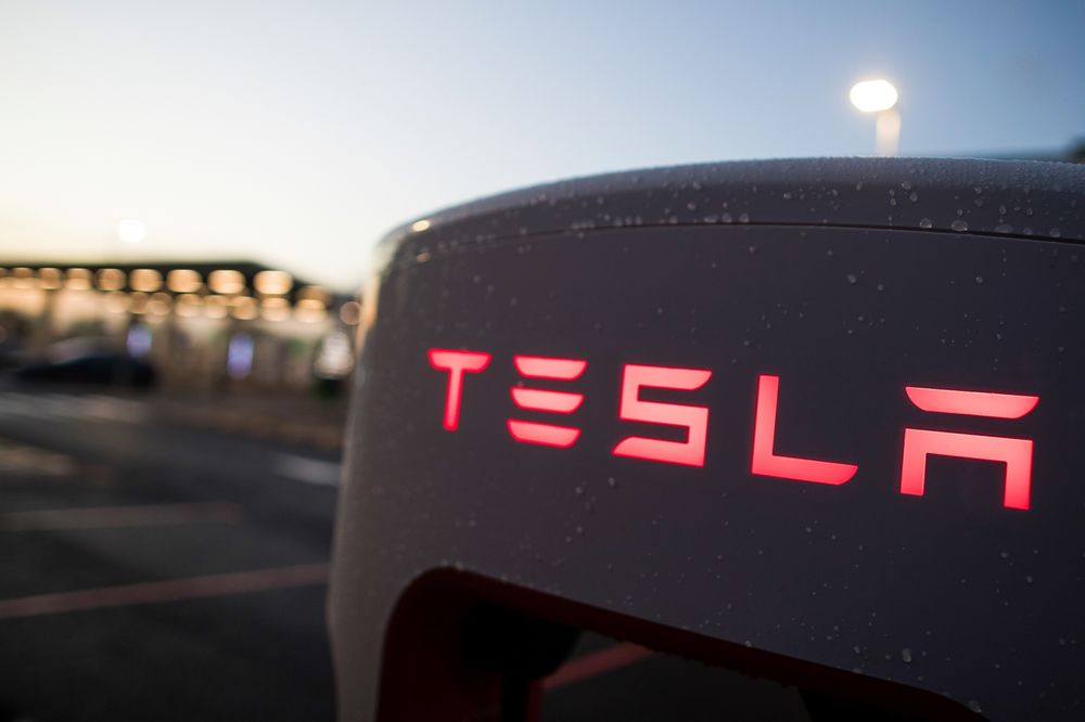 Một trạm sạc & nbsp; Tesla & nbsp; ở Braintree, Vương quốc Anh.