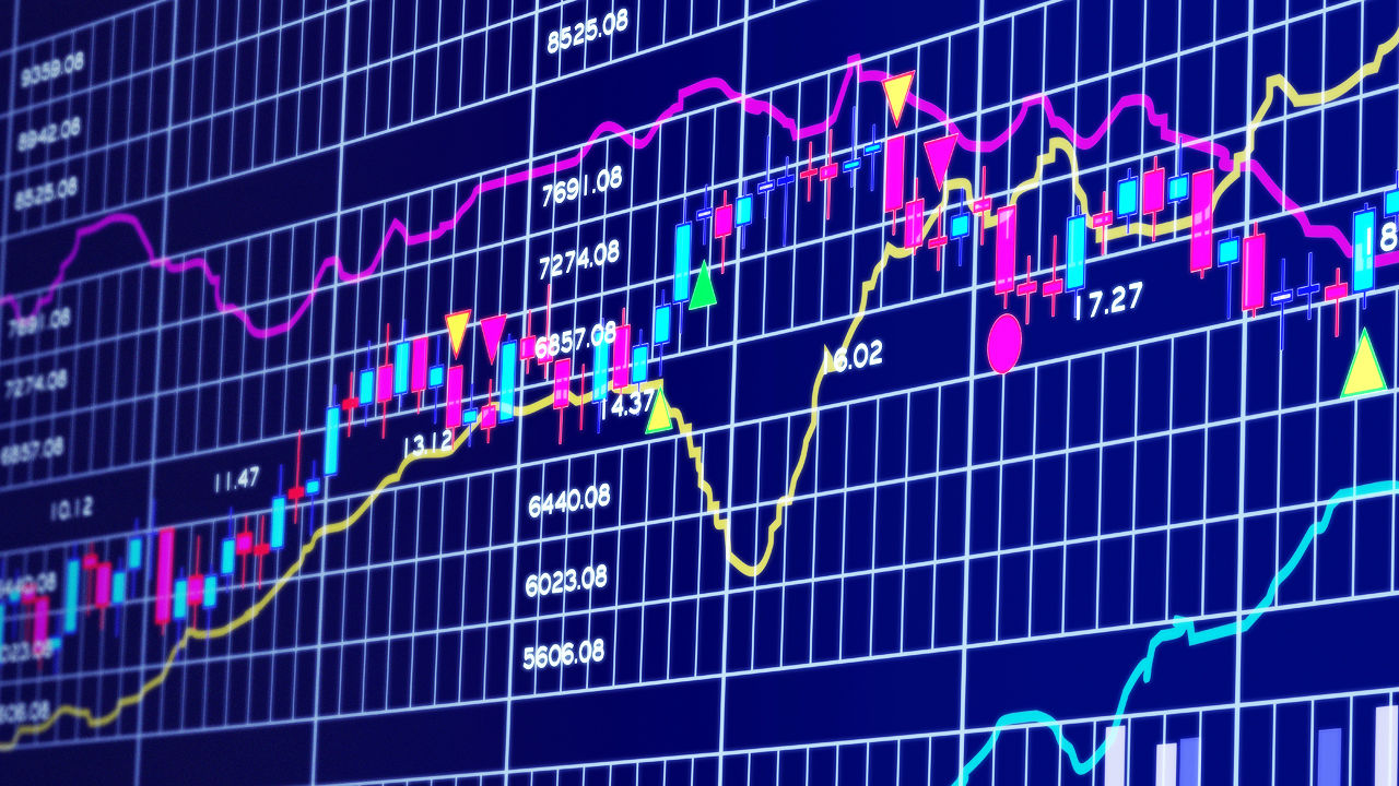 Europe stocks decline as commodity drop outweighs euro GDP data