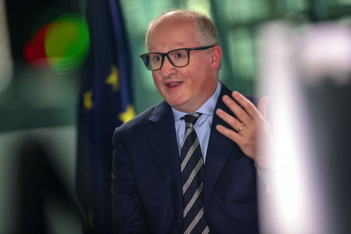 ECB's Lane Urges 'Steady Pace' of Rate Hikes to Minimize Risks - Bloomberg