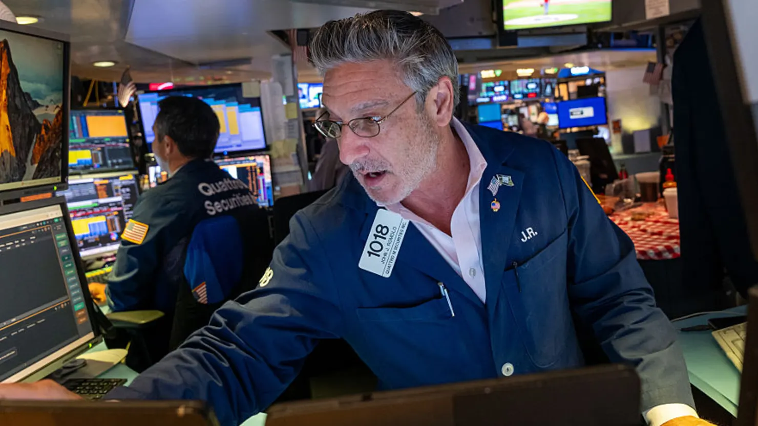 NEW YORK, NEW YORK - JULY 23: Traders work on the floor of the New York Stock Exchange (NYSE) on July 23, 2025 in New York City.  The Dow rose over 500 points Wednesday as investors reacted to an announcement that Donald Trump has reached a trade deal with Japan.  (Photo by Spencer Platt/Getty Images)