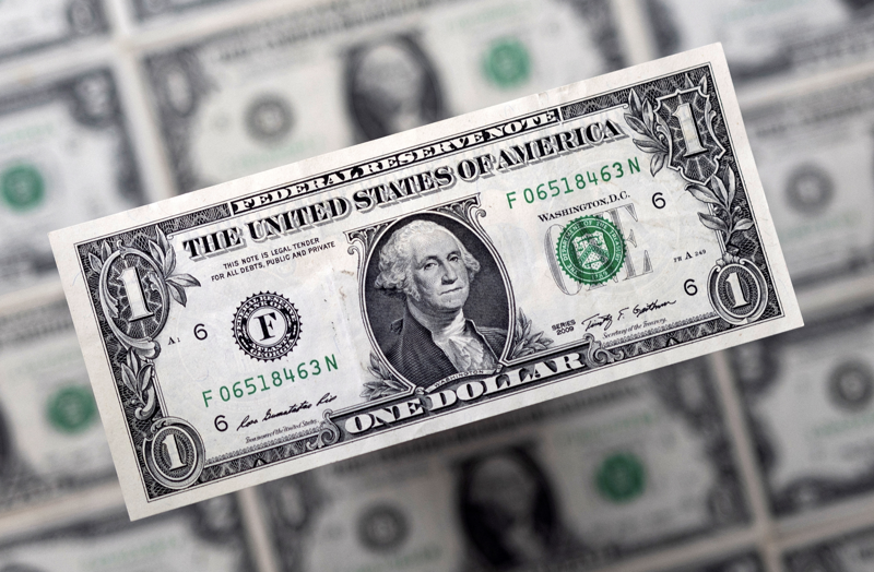 Giá USD tại các ngân hàng cao hơn thị trường tự do