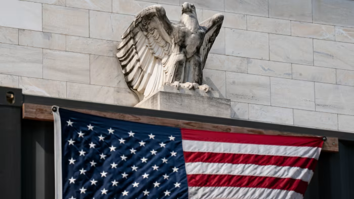 Powell mở cửa cho việc cắt giảm lãi suất, Fed đứng trước áp lực từ Trump