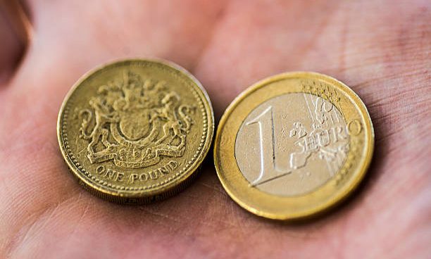 EUR và GBP chịu áp lực khi thị trường tập trung vào dữ liệu sắp tới