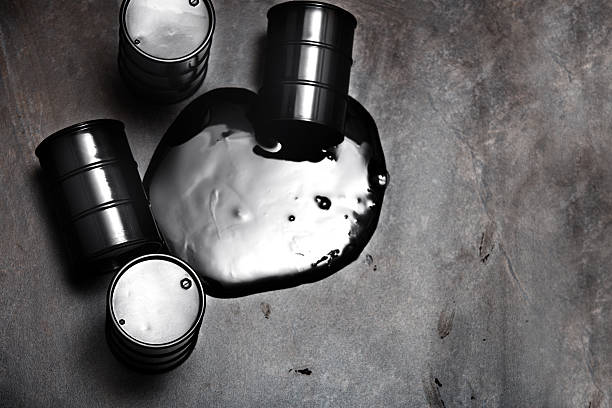 Giá vàng trượt sâu trong khi dầu thô WTI tiếp tục phục hồi