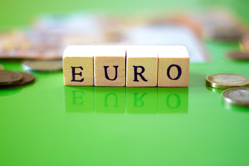 EUR/USD thoái lui về hỗ trợ chính, nguy cơ thủng đường MA 200 xuất hiện